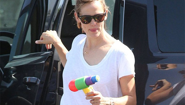 旧情难忘：詹妮弗.加纳离婚后仍戴着婚戒