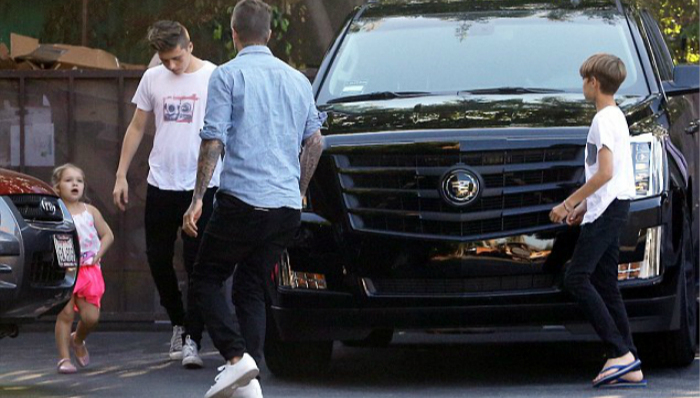 小七和一大家子出门吃饭 粉色裙子满满都是萌