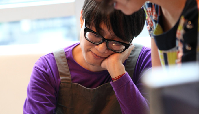 把梦拆开，于是就成了林夕。林夕是一个很勤奋的作词人，自八十年代中期起至今，歌曲作词已近4000首，经