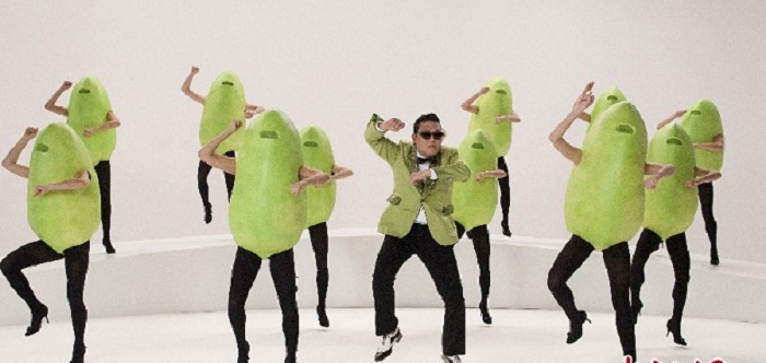 鸟叔现身杭州，座驾劳斯莱斯闹市撞上了公交车