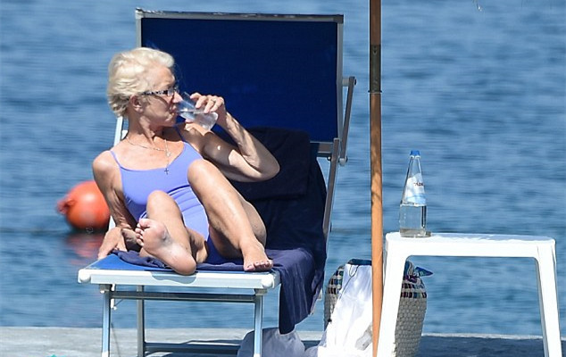 年近七十怎么了？！海伦·米伦照样穿泳衣秀身材