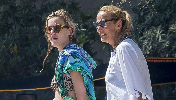 杰莉·霍尔与女儿欢度暑期  泳装尽显好身材