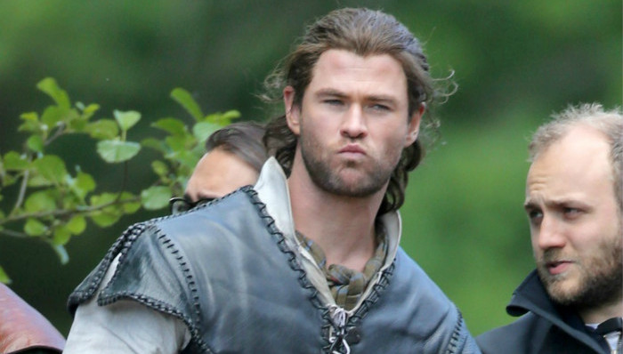 《猎人》片场  雷神锤哥一身中世纪服装帅炸天！