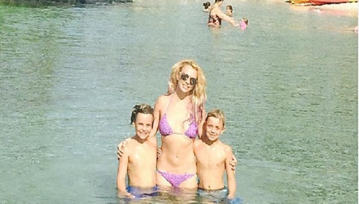 小甜甜与俩儿子度假  紫色比基尼炫耀完美身材