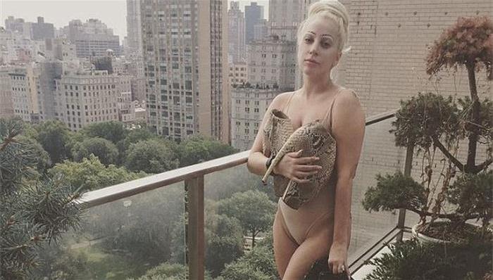 嘎嘎姐又玩“全裸”装束  30公分高跟鞋似高跷