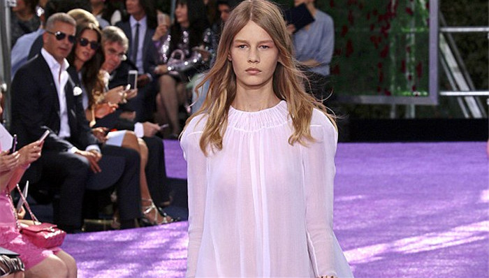 迪奥新模特年仅14岁 停止儿童的推销与身体幻想的誓言哪儿去了？