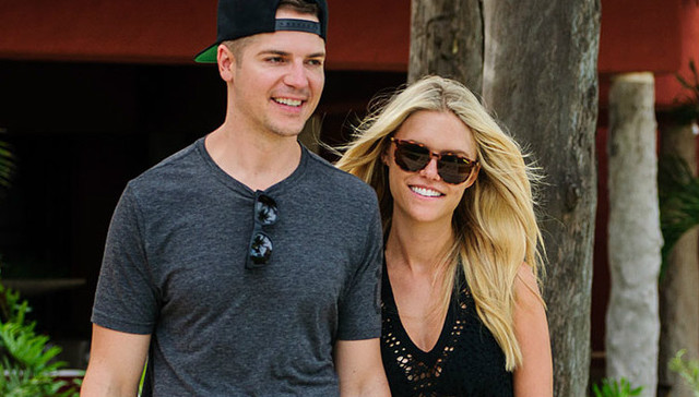 劳伦身着蓝色比基尼与丈夫贾森·肯尼迪海边玩耍   还带着贾斯汀·比伯！