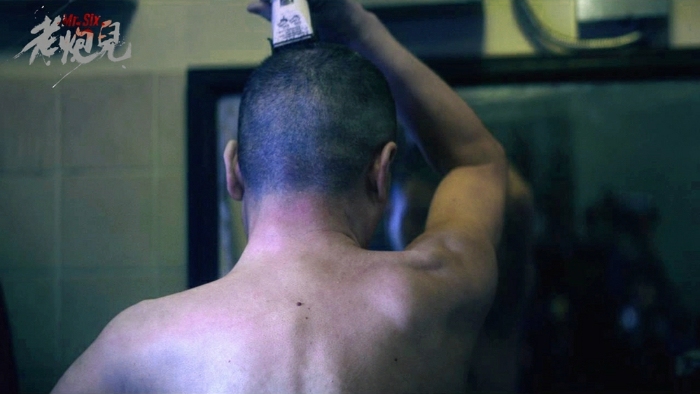 冯小刚裸背演“老炮儿”  约架不用板砖用军刀