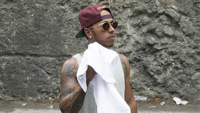 汉密尔顿与蕾哈娜一起参加狂欢 两人貌似已堕入爱河