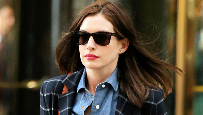 安妮·海瑟薇在新片中终于当上总裁  实习生竟是他！