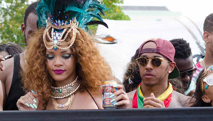 自己玩水上滑板不过瘾 汉密尔顿把自己的宠物狗也带上