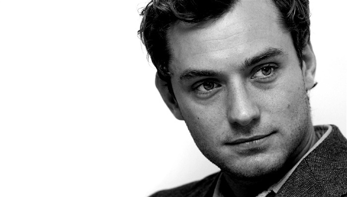 裘德洛拍摄教皇题材电视剧  白衣加高发际线宛如圣光环绕