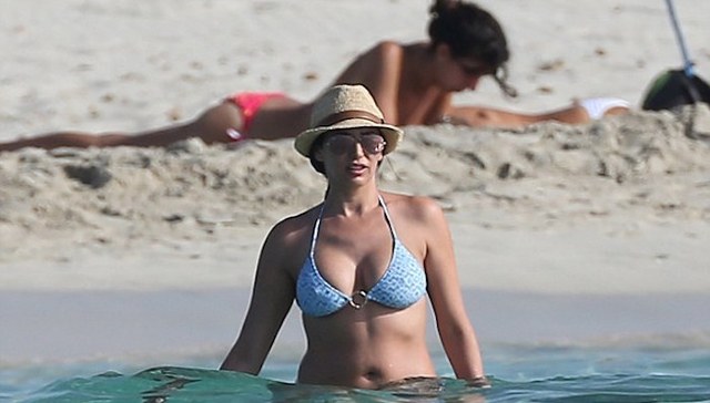 劳伦·希尔弗曼与宝宝沙滩度假  大秀蓝色半球