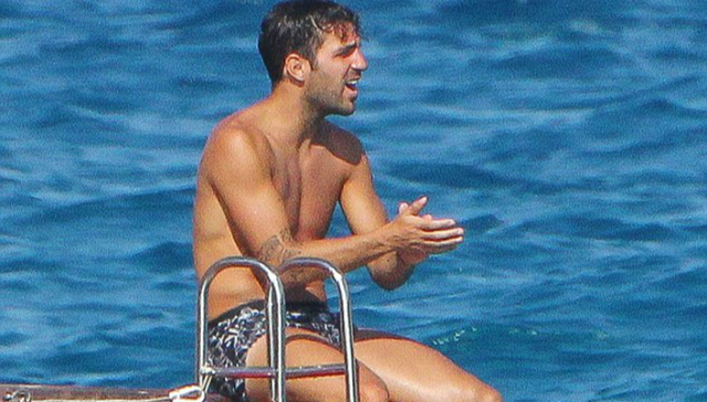 切尔西全队放假两天 法布雷加斯携妻子出海热吻