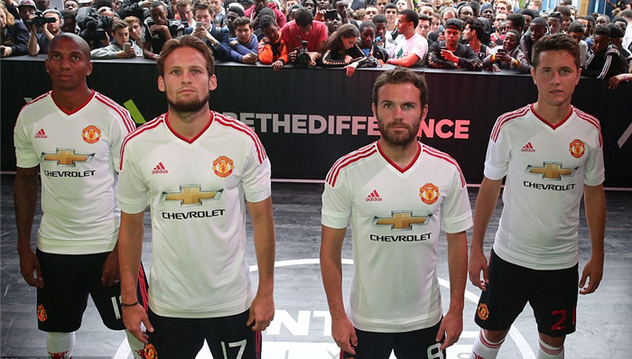 曼联发布新款客场球衣 重现1960年代经典设计