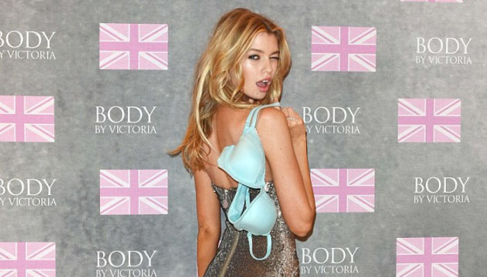 麦莉·塞勒的超模女友 手拿蓝色内衣火辣勾人