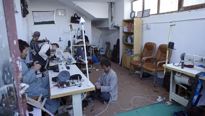 阿富汗,,喀布尔,,残疾,,就业,,红十字会,,公益,,中国,,书包,,工人