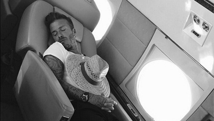 贝嫂偷拍小贝在私人飞机上睡觉：爸爸累坏啦