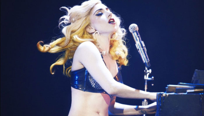 嘎嘎姐：我就是爱与“明星标准”背道而驰咋的吧