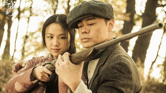 原来汤唯和刘青云演的是成龙父母的爱情故事