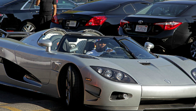 “炫富狂魔”梅威瑟再晒1060万美元豪车群