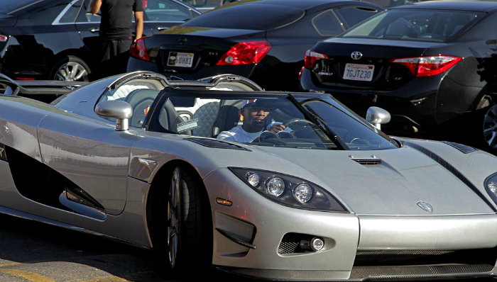 “炫富狂魔”梅威瑟再晒1060万美元豪车群