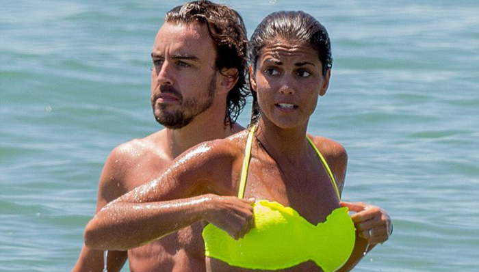 阿隆索与火辣女友戏水  在沙滩上度假热吻