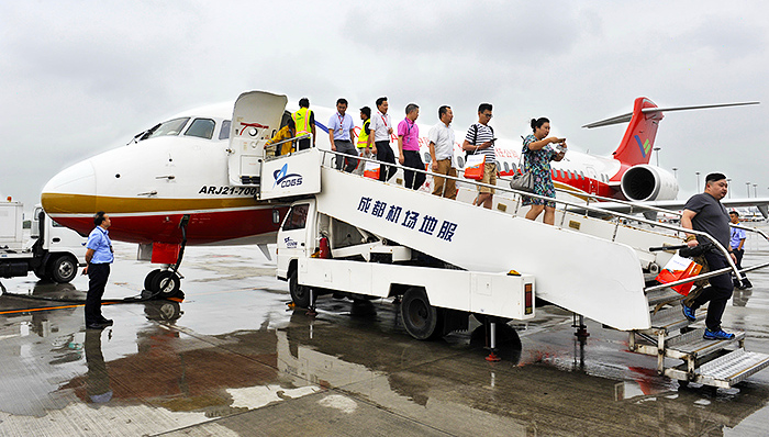 国产支线飞机ARJ21-700成都演示飞行