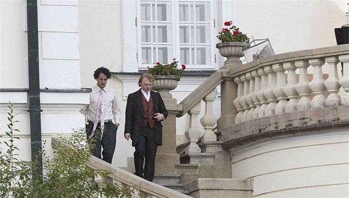 鲁伯特·格林特在新片片场重现复古风范