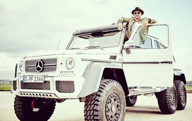 染了一头黄毛的汉密尔顿秀出豪车 粉丝们感念终于不再是狗狗了