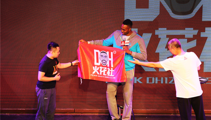 NBA火箭队球星霍华德正式签约匹克