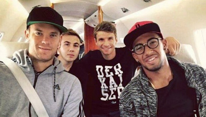 德国战胜苏格兰后 球队中拜仁众星来了一张幸福的合影