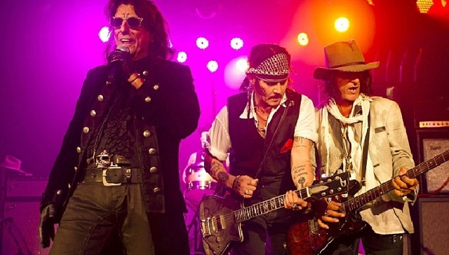 德普带着他的“好莱坞吸血鬼”乐队登台演出 双性恋媳妇捧场