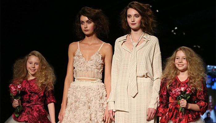 希斯莱杰的双胞胎侄女亮相珀斯时装节，俩人如出一辙