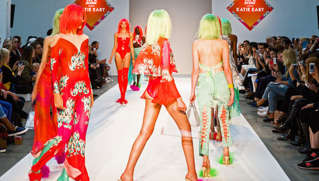 边吃肯德基边看一场用快餐理念准备的时装秀是种什么体验