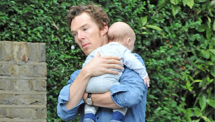 本尼是个好爸爸！抱着宝贝儿子与妻子散步，还不忘增加表情包