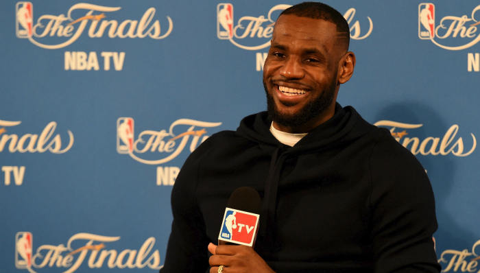 在这份球迷最喜欢和最讨厌的运动员榜单中，詹姆斯拿下双料第一