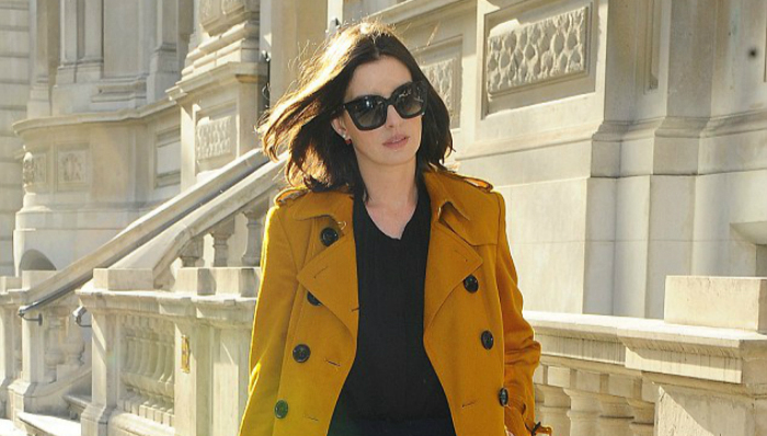 安妮•海瑟薇身着时尚风衣惊现伦敦 知性又性感