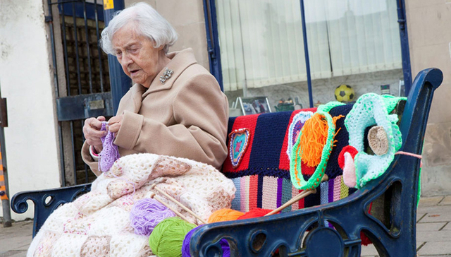 英国,,苏格兰,,奶奶,,104岁,,高龄,,老人,,针织,,毛衣,,街头,,涂鸦