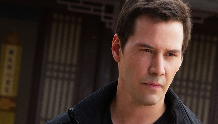 基努·里维斯约会神秘女子后 胡子拉碴现身LA机场