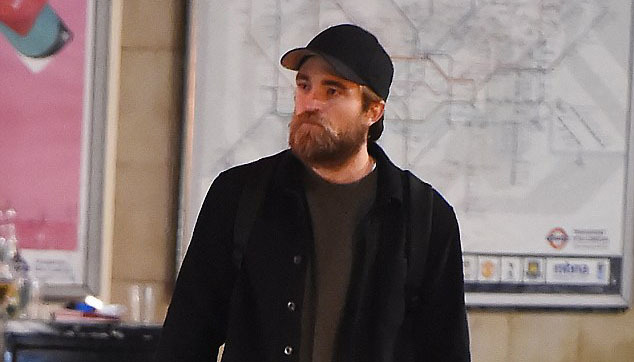 罗伯特·帕丁森压低帽檐在伦敦低调出行，发胖+浓密胡须有如小李子