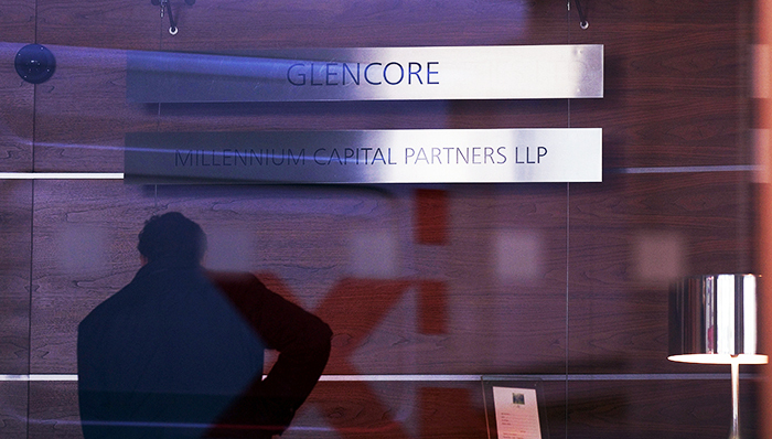 嘉能可股价下跌近30%