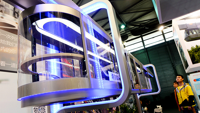 全透明空中列车首现上海南京西路