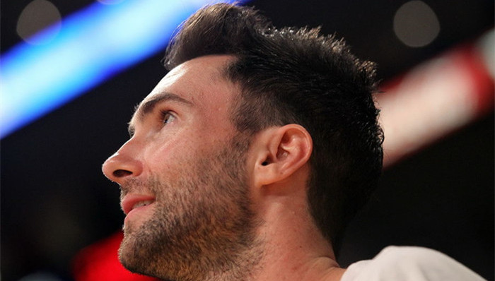 亚当·莱文新光头造型亮相美国好声音