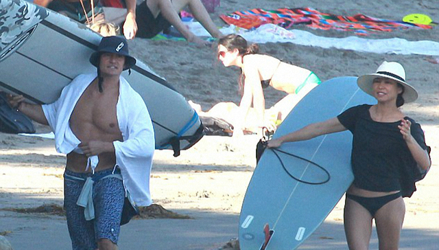 奥兰多·布鲁姆裸半身海滩休憩，与神秘女子同行