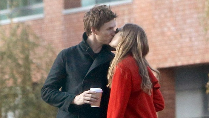 小雀斑与妻子在伦敦找房  街头热吻旁若无人