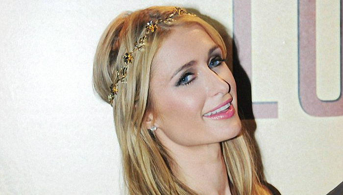 帕丽斯•希尔顿身着透视黑纱长裙在上海参加活动 被困在电梯里