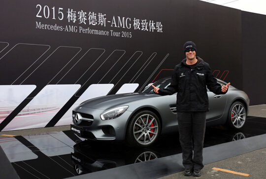 不时与死神擦身 极限跳伞家杰布·克里斯是世界上最会飞翔的人