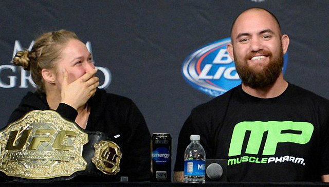 龙达·鲁西真的恋爱了 她公开承认男友正是拳击手特拉维斯·布朗