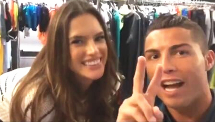 C罗与名模开心合照 颜值爆表剪刀手乱入